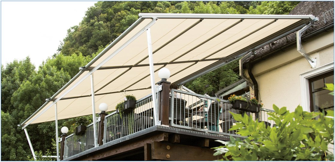 Terrassenüberdachung mit geführten Rollsegeln